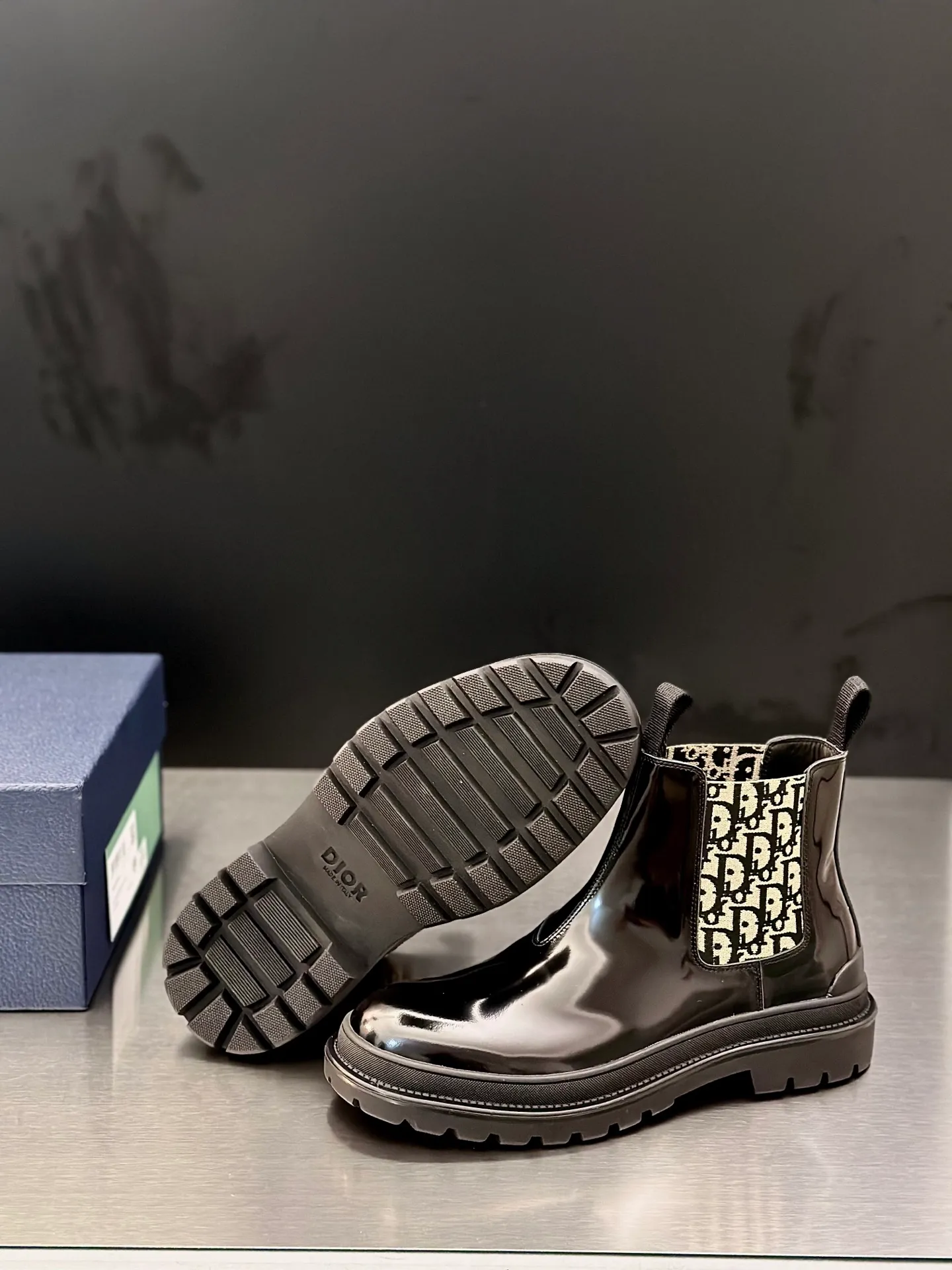 Men's shoes 💰920 Dior Dior high-top sneakers, top-quality goods produced in Dongguan, show version, leading counter trial style, Nappa cowhide material, light and breathable, soft and comfortable, easier to put on and take off, calfskin leather edging, distinctive sports style, genuine leather tongue Dior letter badge, showing the brand style, lightweight embossed pattern rubber sole, light and genuine leather feet, with original packaging Size: 39-40-41-42-43-44 (45, 46 customized) leather shoe size